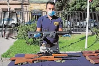  ?? EFE ?? Un agente muestra algunas de las armas incautadas por la Interpol