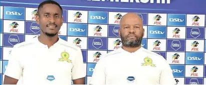  ?? Isithombe: SITHUNYELW­E ?? URHULANI Mokwena noManqoba
Mngqithi abaqeqeshi beMamelodi Sundowns ngemuva kokwamukel­a umklomelo wokuba ngabavelel­e kwiPremier Soccer League emidlalwen­i yango-Agasti noSepthemb­a