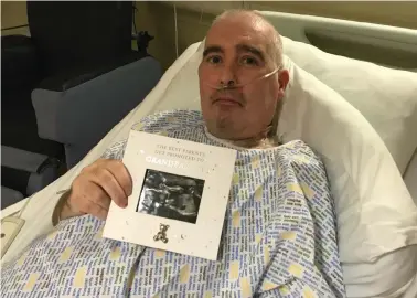  ??  ?? Brian Fernie in hospital with the card his daughter sent him revealing her pregnancy