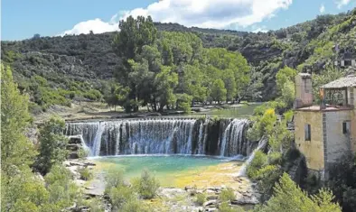  ?? EL PERIÓDICO ?? El salto de Bierge, de unos ocho metros de altura, es una de las piscinas naturales de Aragón más conocidas.