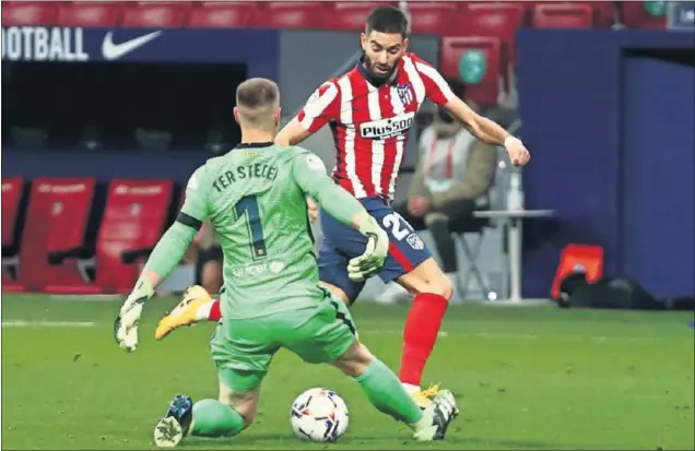  ??  ?? Carrasco regatea a Ter Stegen en la jugada del Atlético-Barça, en la primera vuelta de LaLiga, que dio la victoria a los de Simeone por 1-0.