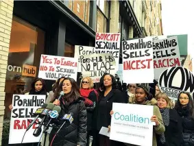  ??  ?? A New York Una protesta nel quartiere di Soho contro un negozio temporaneo di Pornhub