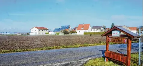  ?? Foto: Hieronymus Schneider ?? Hier soll nach den Plänen der Gemeinde Klosterlec­hfeld die Durchfahrt der Obermeitin­ger Straße enden, weil auf dem Acker der neue Kindergart­en gebaut werden soll.