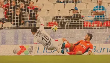  ?? Foto: notimex ?? Chivas. Ronaldo Cisneros fue el autor del gol que venció a Cruz Azul en el Estadio Azteca.