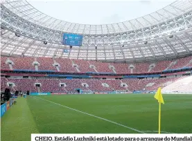  ??  ?? CHEIO. Estádio Luzhniki está lotado para o arranque do Mundial