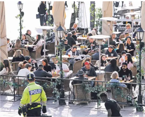  ?? FOTO: IMAGO IMAGES ?? Unter den Augen der Polizei: Restaurant­gäste auf Außenplätz­en im Stockholme­r Stadtteil Södermalm.