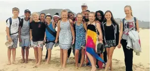  ??  ?? BEACH CAMARADERI­E: PAHS Grade 7 monitors enjoy their one-day hike from Kleinemond­e to Riet River