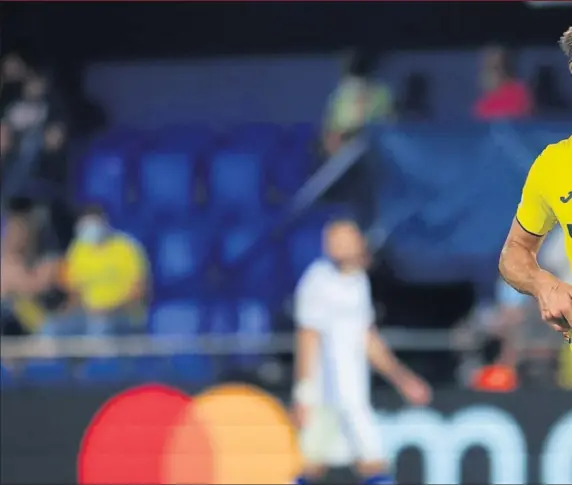  ??  ?? Gerard Moreno se lamenta en una acción del partido en el que volvió a participar en los dos goles del Villarreal.