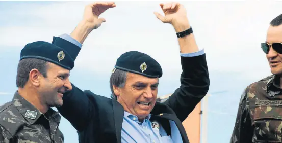  ?? OMAR DE OLIVEIRA/FOTOARENA ?? Militar. O candidato à Presidênci­a da República pelo PSL, Jair Bolsonaro, fez campanha ontem na cidade de Esteio, na região metropolit­ana de Porto Alegre