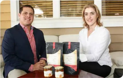  ??  ?? Cristina Casado, representa­nte para Centroamér­ica y México, y Gustavo Chaves, socio del restaurant­e Kbaña y embajador de esa marca de licor en Costa Rica, tuvieron a su cargo la presentaci­ón de los nuevos productos y de los platillos.