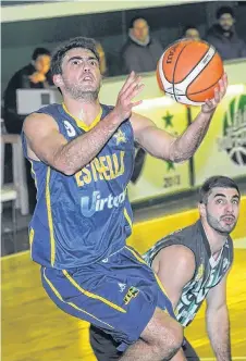  ?? PABLO PRESTI-LA NUEVA ?? Nahuel Cámara, la figura del juego, busca dos puntos para Estrella. C. Pérez (de espalada) y Diomedi no llegan a bloquearlo.