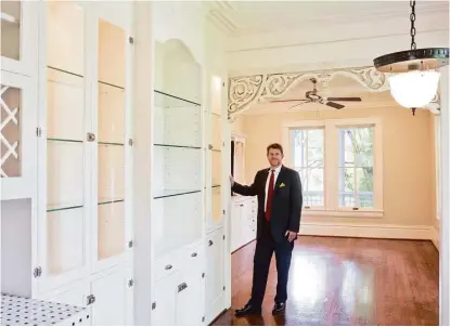  ?? R. Clayton McKee / For the Chronicle ?? Bill Baldwin of Boulevard Realty shows the interior of a kitchen in a home at 205 E. Fifth St. in the Heights The 2 1/2-story house has a number of interestin­g architectu­ral features.