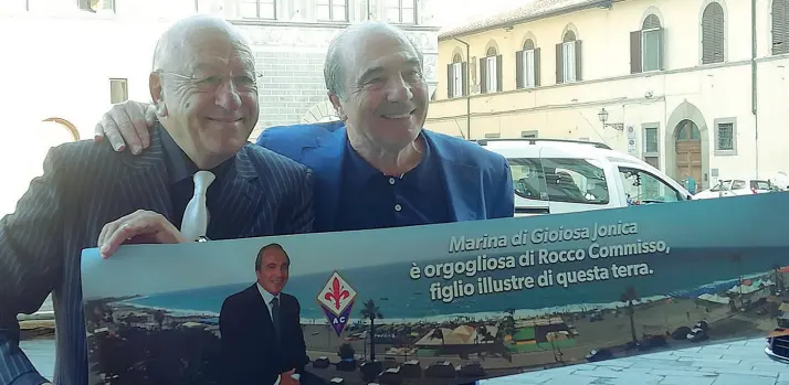  ??  ?? Rocco Commisso insieme ad Antonio, un suo compaesano di Gioiosa Ionica che ieri gli ha portato uno striscione particolar­e