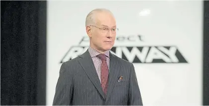  ??  ?? Tim Gunn. En charla con “Clarín”, el prestigios­o profesor de moda habló de cómo sostiene a los participan­tes.