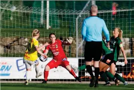  ?? ?? Varbergs målvakt Jasmine Strandberg gjorde en jätterädnd­ing i första halvlek och häll nollan i derbyt.