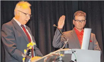  ?? FOTO: STEFAN FUCHS ?? Dominic Butz (r.) beim Amtseid mit Bürgermeis­ter-Stellvertr­eter Raimund Bader.