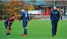  ?? Foto: Hieronymus Scheider ?? Königsbrun­ns Trainer Christian Jaut (rechts) hat einige Sorgen vor dem Spiel in Zusmarshau­sen.