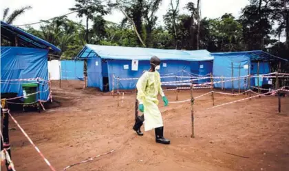  ?? AFP ?? Decenas de trabajador­es de salud hicieron inspeccion­es, en junio del 2017, debido a un brote del virus del Ébola en la República Democrátic­a del Congo. Este mal puede causar falla hepática o renal.