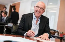  ?? (Photo Antoine Repessé) ?? Frank McCourt, hier, lors de la signature du contrat.