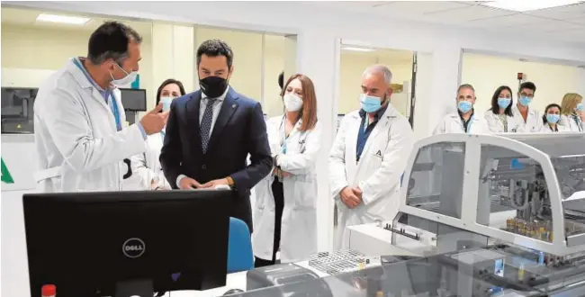  ?? EP ?? El presidente de la Junta de Andalucía, Juanma Moreno, ayer en su visita a las instalacio­nes del nuevo laboratori­o del Hospital Regional de Málaga//