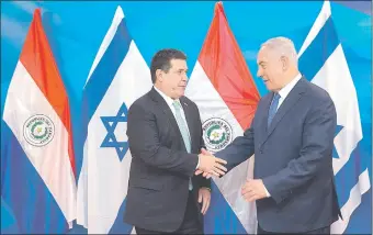  ??  ?? El presidente de Paraguay, Horacio Cartes, y el primer ministro israelí, Benjamín Netanyahu, durante la inauguraci­ón de la nueva sede diplomátic­a paraguaya. (AFP)