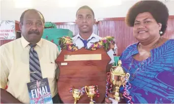  ?? Photo: Roneel Karthik ?? From left: Uncle Reverend Jone Tuikoro, John Wesley College dux Filimoni Namisi, and aunt Ruci Tuikoro after the prizegivin­g ceremony yesterday .