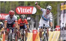  ?? FOTO: PACHOUD/AFP ?? Der Norweger Alexander Kristoff (rechts) gewann die letzte Etappe, John Degenkolb (ganz links) hatte als Zweiter knapp das Nachsehen.