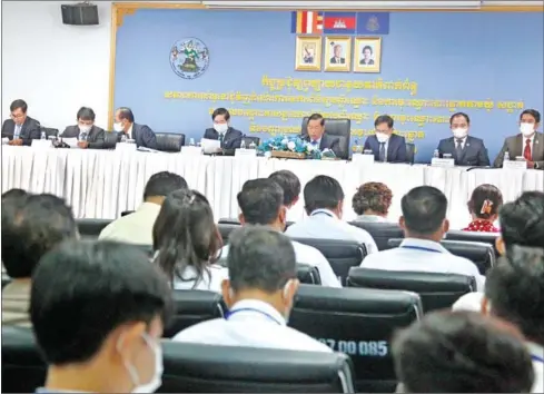  ?? HENG CHIVOAN ?? The National Election Committee (NEC) holds a meeting about elections last year.
