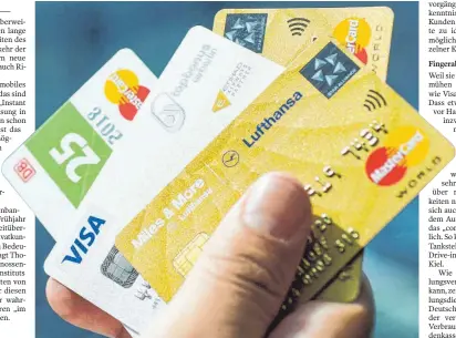  ?? FOTO: DPA ?? Kreditkart­en haben bald ausgedient. Schon bald kann wohl flächendec­kend per Handy oder sogar aus dem Auto heraus bezahlt werden. Das bringt jedoch auch neue Risiken mit sich.