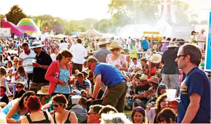  ?? ?? CROWD-PLEASER: Families soak up the sun at the Cornbury Festival. Right: Wacky kites at Bridlingto­n