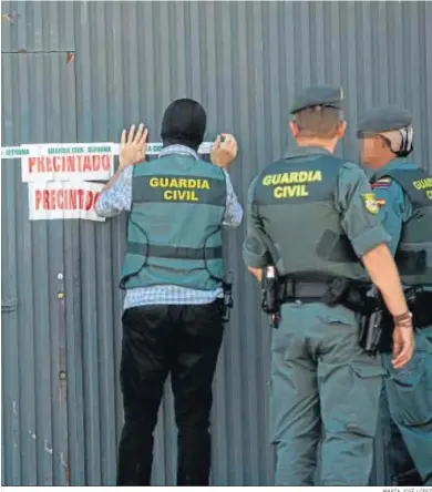  ?? MARÍA JOSÉ LÓPEZ ?? La Guardia Civil precinta la nave de Magrudis en el polígono El Pino.