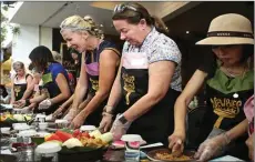  ??  ?? AYO DIULEK BU: Dorota Wasko (tiga dari kanan) bersama anggota EWAS mengikuti workshop membuat rujak manis di Ria Indonesian Bistro kemarin (2/11). GHOFUUR EKA/JAWA POS