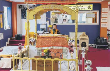  ?? ?? CELEBRATIO­N Kamaljit Kaur (28) chanting the Guru Granth Sahib Sukhmani Sahibji; below, Sandeep Kaur 20 making pooris in the kitchen of the Guru Nanaksar Gurdwara in Margate Road; bottom left, temple Gurudwara secretary Jaswant Singh