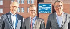  ?? FOTO: PUMPENFABR­IK ?? Die neue Geschäftsf­ührung der Pumpenfabr­ik Wangen mit Lorenz von Haller, Kim Hvitfeldt Hansen und Jürgen Demke (von links).