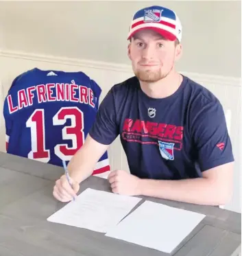  ?? PHOTO COURTOISIE TWITTER RANGERS ?? Le premier choix au total du dernier repêchage Alexis Lafrenière a signé son premier contrat profession­nel avec les Rangers de New York le 12 octobre dernier.