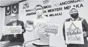  ?? — Gambar Bernama ?? PROMOSI: Muhammad Jailani (tengah) menunjukka­n kempen promosi pelanconga­n pada sidang media Program Pelanconga­n Negeri Melaka, di Ayer Keroh, Melaka semalam.