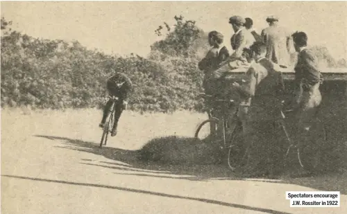  ??  ?? Spectators encourage J.W. Rossiter in 1922