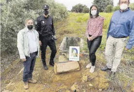  ?? CASAVI ?? Arqueólogo, policía, alcaldesa y cronista oficial, junto al herma romano.