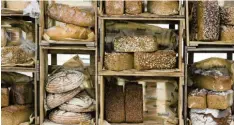  ?? Foto: stock.adobe.com ?? Beim Bäcker gibt es zig verschiede­ne Brot-Sorten. Am längsten halten solche, die einen relativ hohen Anteil Roggen oder Sauerteig haben.