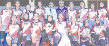  ??  ?? Ladies Open champions Team Sandakan with SRU President Vela Tan and MRSM principal Mohd Rizalmi Dahman.