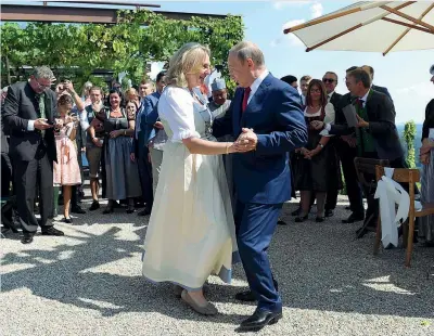  ?? Vladimir Putin, 65 anni, festeggia con la sposa Karin Kneissl, 53, ministra degli Esteri austriaca da dicembre ?? La festa (R. Schlager/afp)