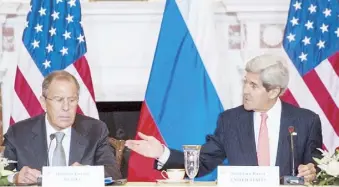  ??  ?? EL MINISTRO de Exteriores ruso, Sergey Levrov escucha al secretario de Estado estadounid­ense, John Kerry, en la reunión que sostuviero­n junto a los titulares de Defensa.