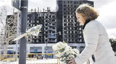 ?? ANA ESCOBAR ?? Ramos de flores por las víctimas ante el edificio incendiado.