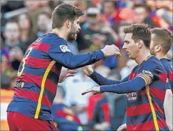  ?? TONI ALBIR / EFE ?? Gerard Piqué felicita a Lionel Messi, el pasado sábado