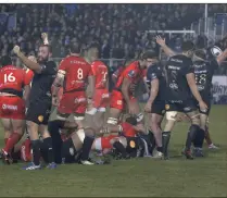  ?? (Photos L. Boutria et P. Blanchard) ?? Les joueurs de Bath pouvaient lever les bras au ciel après leur victoire de quatre points contre les Toulonnais désormais au pied du mur.