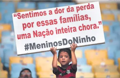  ?? Mauro Pimentel/AFP ?? Homenagem na semifinal da Taça Guanabara: diferença entre proposta flamenguis­ta e a da promotoria era de mais de R$ 50 milhões