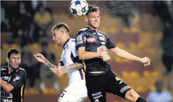  ?? JOSÉ CORDERO ?? Juan Pablo Vargas disputa su primer torneo con Belén; el defensor marca en la jugada al saprissist­a Francisco Calvo.