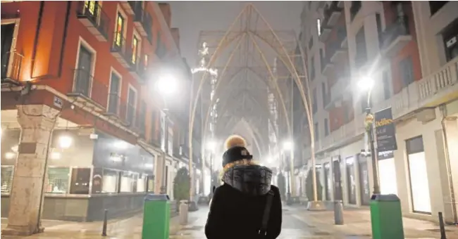  ?? FERNANDO BLANCO ?? Las calles de Valladolid, anoche, prácticame­nte vacías tras el toque de queda decretado a partir de las veinte horas