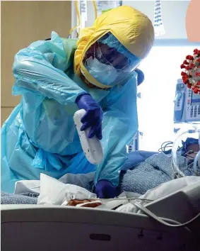  ?? (Afp) ?? Terapia
Un medico si prende cura di un paziente affetto da Covid-19 nella contea Imperial, in California, duramente colpita dal virus
