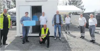  ?? SZ-FOTO: MARLENA SCHUSTER ?? Oliver Zimmermann überreicht das warme Mittagesse­n den Helfern der Testzentra­le auf dem Ehinger Festplatz.